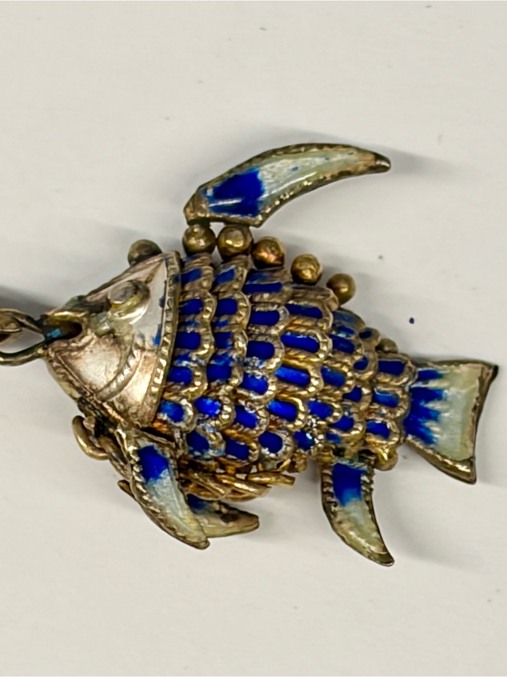 Vintage Chinese Articulated Fish Pendant Gilt Silver - Blue & White Enamel - Picture 11 of 16